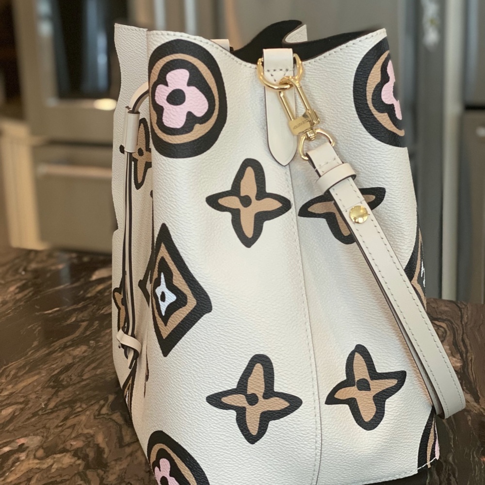 Louis Vuitton NeoNoe Wild at Heart - Picture 3 of 15